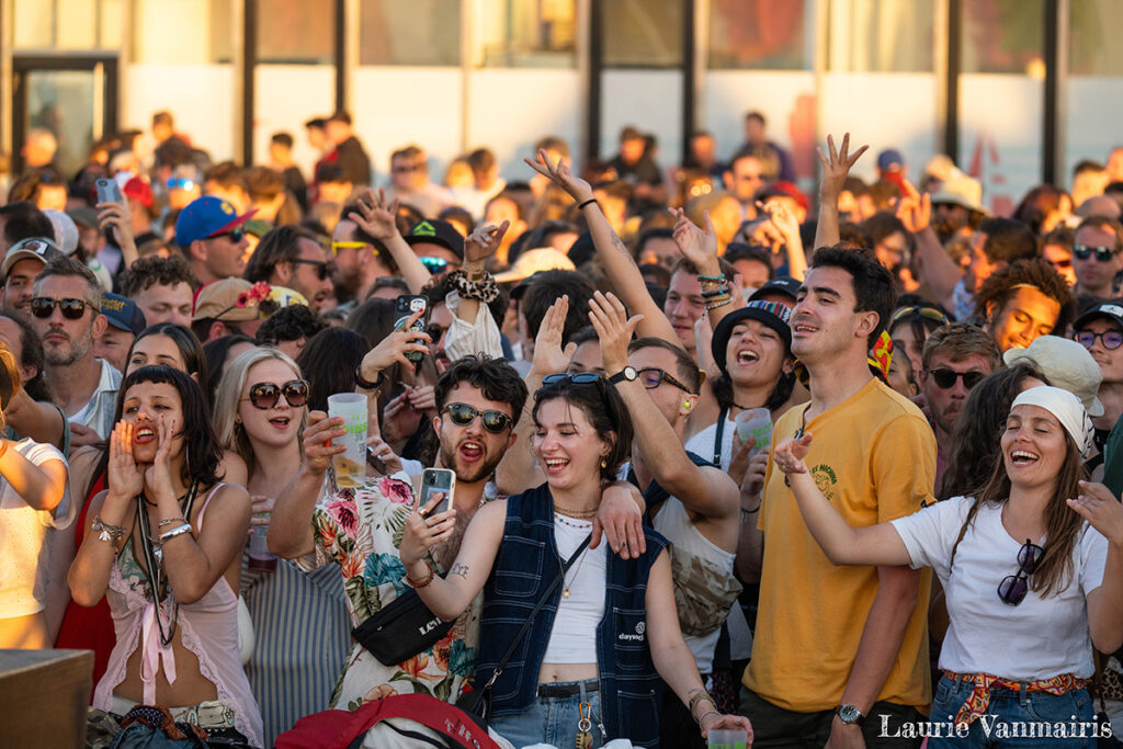 Photo de la foule à la bonne aventure